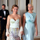 Kronprinsesse Mette-Marit og Prinsesse Märtha Louise på vei inn til offisiell middag på Slottet (Foto: Lise Åserud / Scanpix)